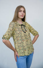 Bluza tunica in V cu imprimeu multicolor